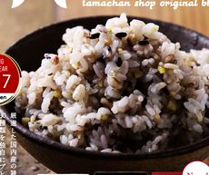 三十雑穀を用いて炊かれたおいしそうな雑穀米