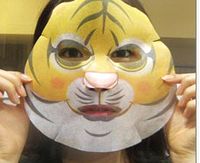 動物フェイスパックを使用している様子