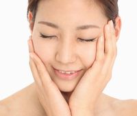 紫根エキスやプラセンタなどの有効成分でしっとりとなめらかな素肌の女性