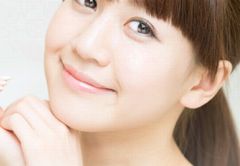 ブリリアージュの化粧下地でなめらかで美しい肌の女性