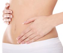 豊富な複合乳酸菌ですっきりとしたお腹の女性