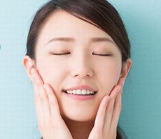 クラリファイングローションを使用してなめらかで美しい素肌の女性