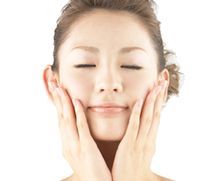 モイスチャライジングローションプラスでしっとりとなめらかな素肌の女性