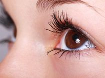 ラッシュパワーマスカラロングウェアリングフォーミュラを使用している様子