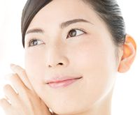 カバーマークのフローレスフィットで美しく整えられたなめらかな肌の女性