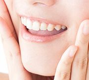 デンタパールWで白く美しい歯の女性