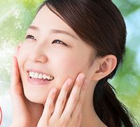 独自のコラーゲン・サイエンスや美白有効成分で潤いと透明感に満ちた美肌の女性
