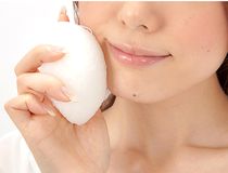 こんにゃくスポンジを使用している女性