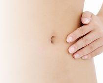 優れた整腸効果によりすっきりとしたお腹の女性