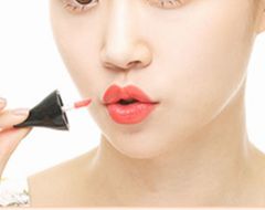 リップパウダーRiRe（リール）を使用している女性