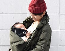 ママコートを着用している女性