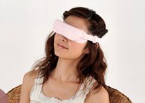 めめスチーマーを使用する女性