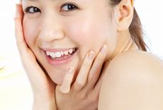 コラーゲンにアムラエキスでハリとエイジングケア効果を実感する女性