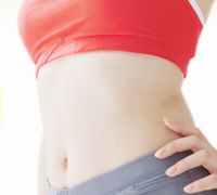 便秘解消、デトックス効果ですっきりとしたお腹の女性