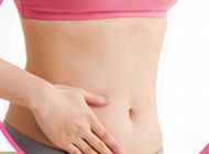 桑の葉茶でお腹すっきり効果を実感する女性