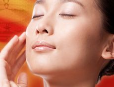 表情筋が鍛えられて、ハリのある若々しい素肌の女性