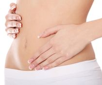 シュランクハイツ粒の天然ハーブ、有効成分で便秘解消、すっきりとしたお腹の女性