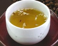 湯飲みに注がれたしいたけ茶