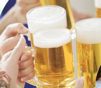 ビールを飲む様子