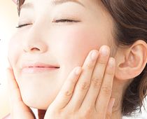 タカミスキンピールでふっくらとハリのある肌の女性