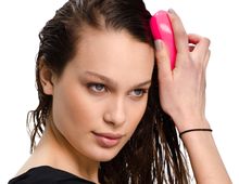 タングルティーザーを使用している女性